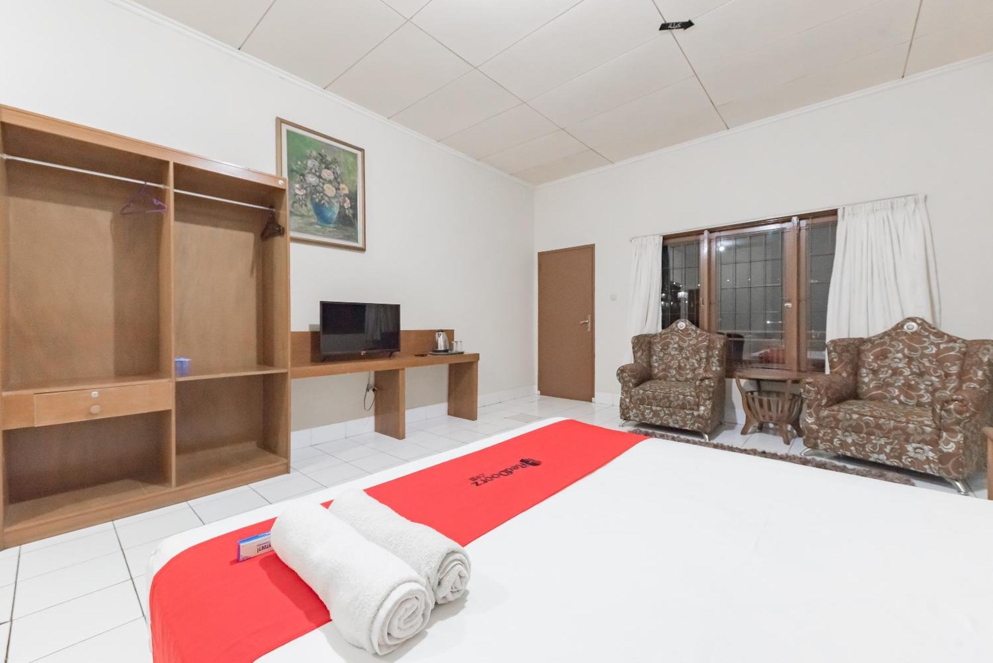 Reddoorz Plus At Hotel Griya Astoeti Bogor Bagian luar foto