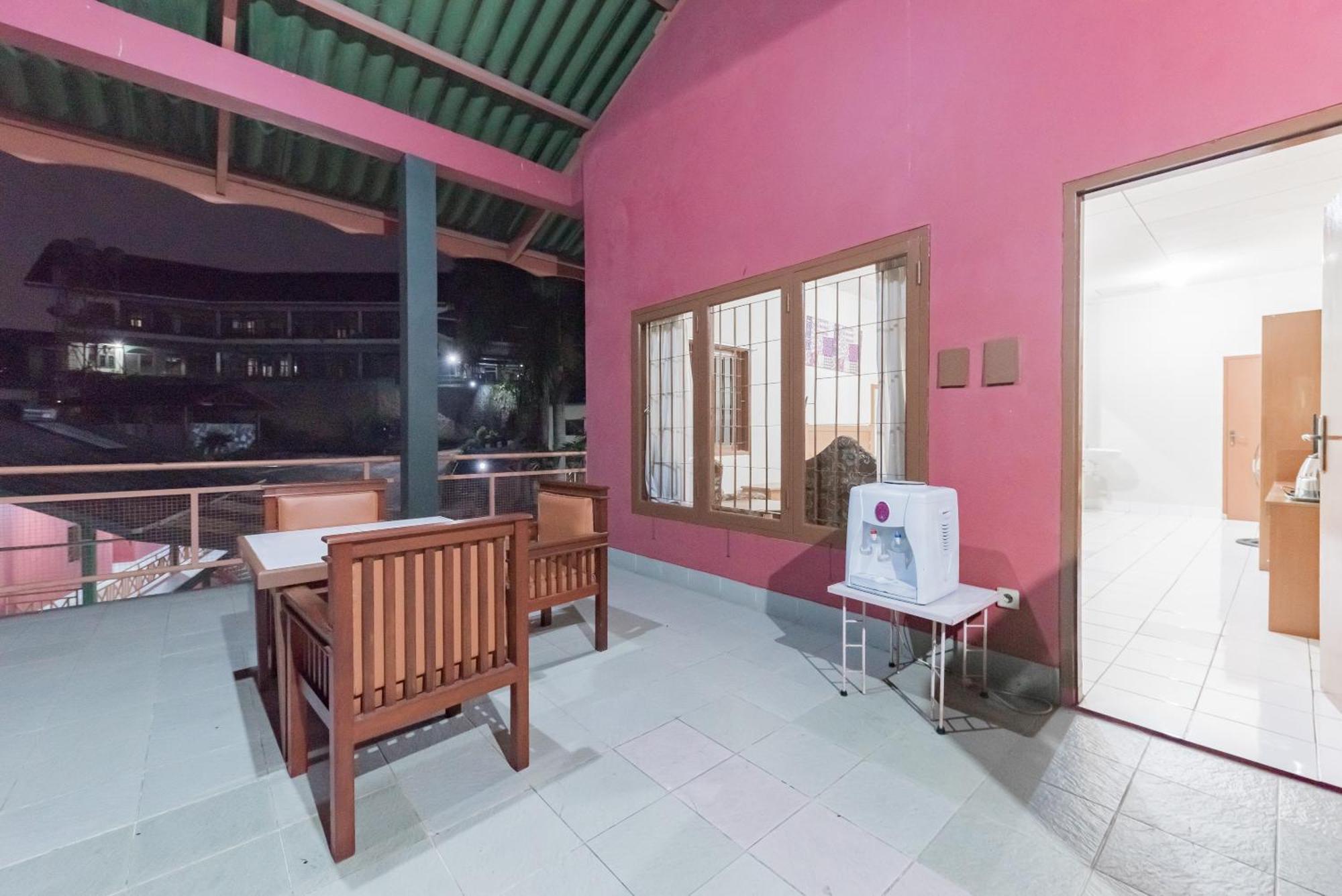 Reddoorz Plus At Hotel Griya Astoeti Bogor Bagian luar foto